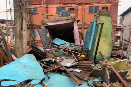 Amidst a heavy downpour on Thursday, a three-storey building located at Ita Faaji Market in the Lagos Island Local Government Area of Lagos State collapsed,