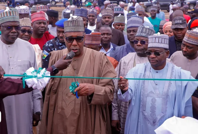 Borno State Governor Babagana Umara Zulum commissioned 500 newly built houses in Nguro-Soye, a community in Bama Local Government Area, on Tuesday.