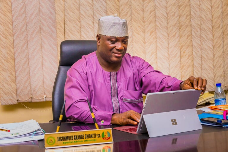 Ogun State Commissioner for Housing Jamiu Omoniyi addressing plans to rebuild the 1976 legislative and commissioners’ quarters in Abeokuta
