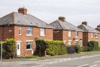 UK housing market slows as buyer confidence falls in October 2025 ahead of the Finance Minister’s budget.