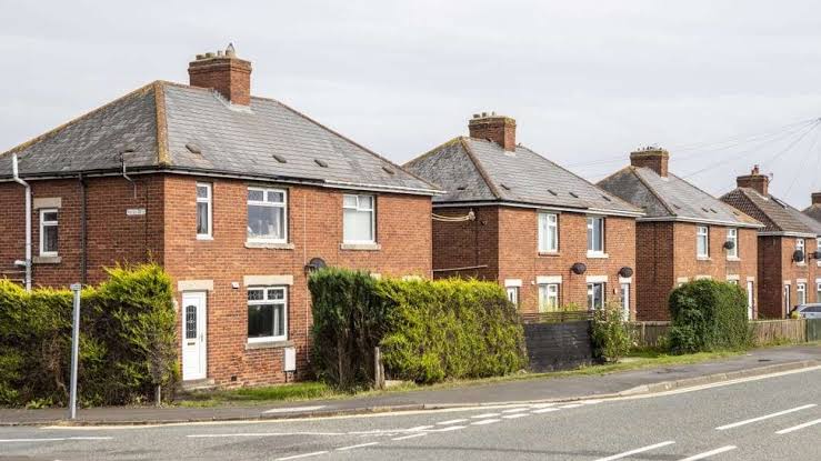 UK housing market slows as buyer confidence falls in October 2025 ahead of the Finance Minister’s budget.