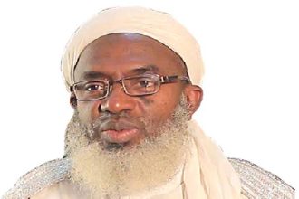Islamic cleric Sheikh Ahmad Gumi speaking during a press briefing, urging Nigeria to cut ties with the United States over Trump’s military remarks.