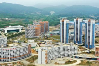 North Korea Nears Completion of 50,000-Unit Housing Project in Pyongyang Ahead of Party Congress