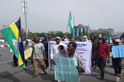 Retired Police Officers Protest Pension Scheme, Block Villa Gate